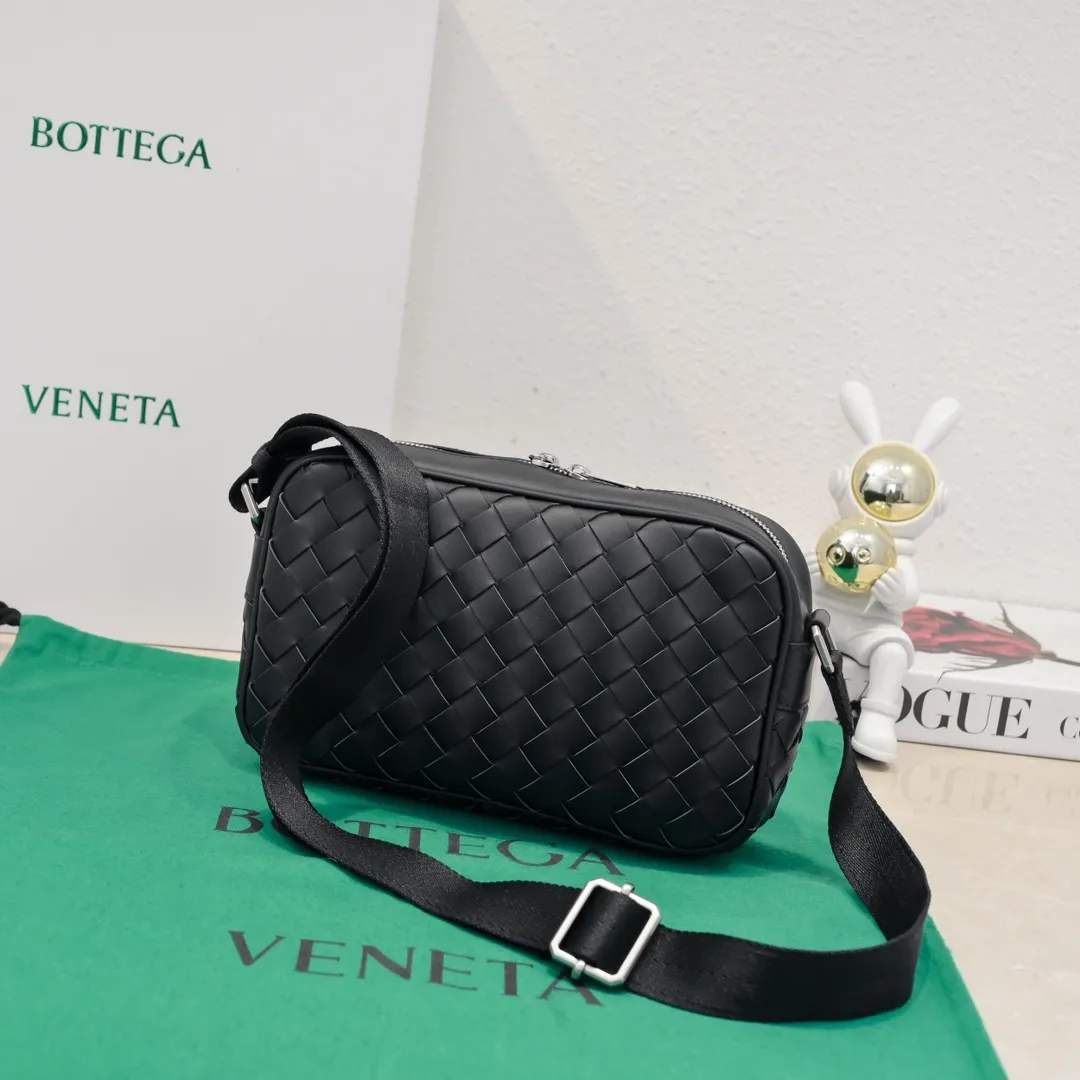 Batch 1480 BV lntrecciato woven leather crossbody bag. The zipper opens and closes, and the space is too large. It meets the daily needs of going out on the street. There are no problems with mobile phones 📱 wallets 👛 power bank 🔋. The weaving process is used, and the texture of the upper body 🔝 is very high-end. Style number: 7100 Size: 25*7.5